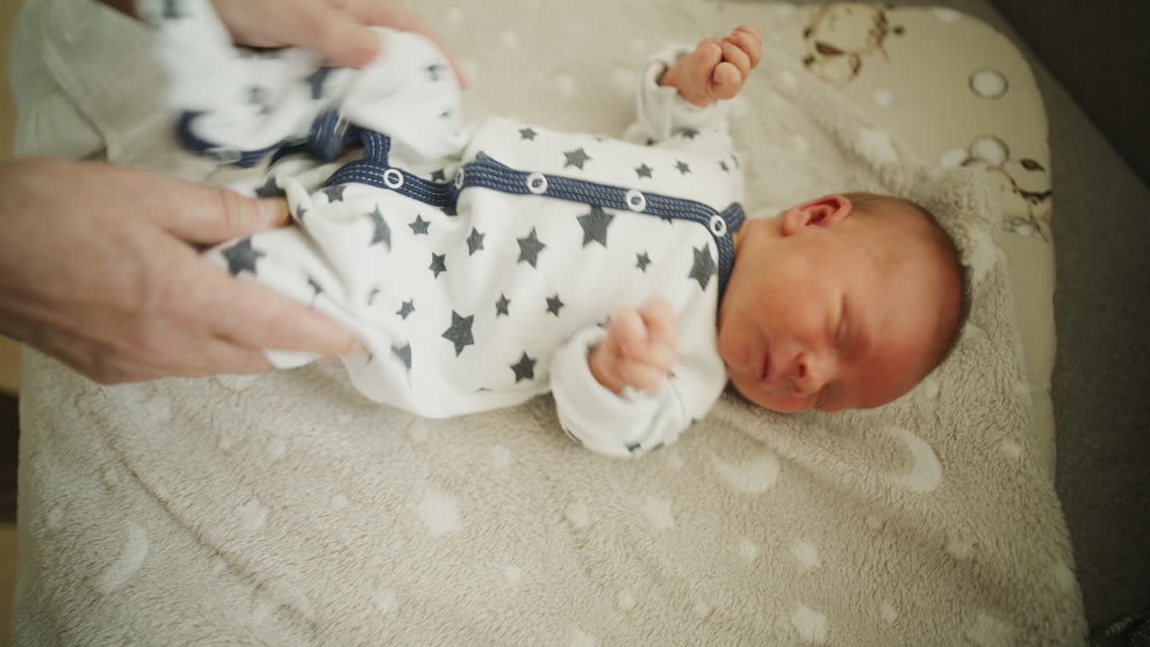 Ostetrica che esamina neonato dopo il parto, primo piano