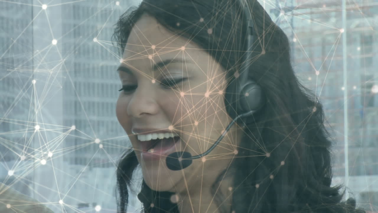Animazione di reti di connessioni su una donna d'affari che indossa una cuffia telefonica