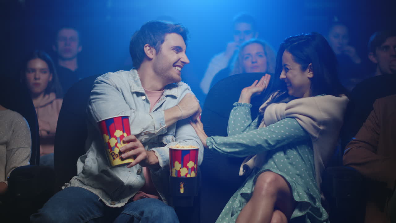 gente viendo terror en el cine oscuro