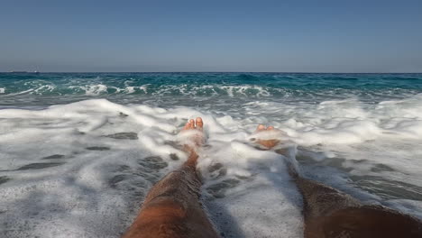 pov de las piernas de un hombre en el mar