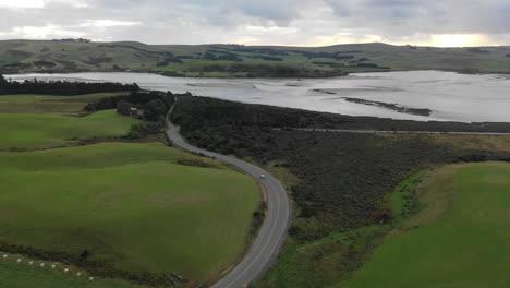 Luftaufnahme-Eines-Autos,-Das-Auf-Einer-Kurvenreichen-Straße-Durch-Die-Malerische-Landschaft-Der-Südinsel-Neuseelands-Fährt