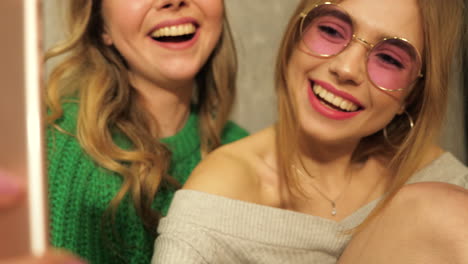 dos mujeres jóvenes felices tomando una selfie