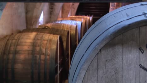 centrarse en los barriles de vino