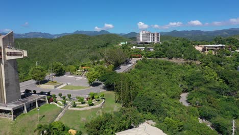 Cruceta-Del-Vijia-In-Ponce-Puerto-Rico-Und-Das-Verlassene-Hotel,-Interkontinentale-Drohnenaufnahme-Mit-Kristallklarem-Himmel