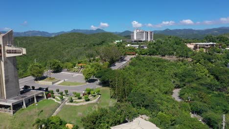 cruceta del vijia en ponce puerto rico y el hotel abandonado intercontinental drone tiro con un cielo cristalino