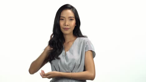젊은 아시아 20대 여성 검은 컬 부드러운 머리 화장품은 흰색 스트립 셔츠에 예쁜 얼굴 모양을 만들어 바이럴 클립 캐스팅이나 광고를 위해 흰색 배경에 감정을 표현합니다.