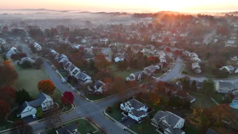 Barrio-Americano-Con-Niebla-Sobre-Casas-De-Dos-Pisos-Durante-El-Amanecer-De-Otoño