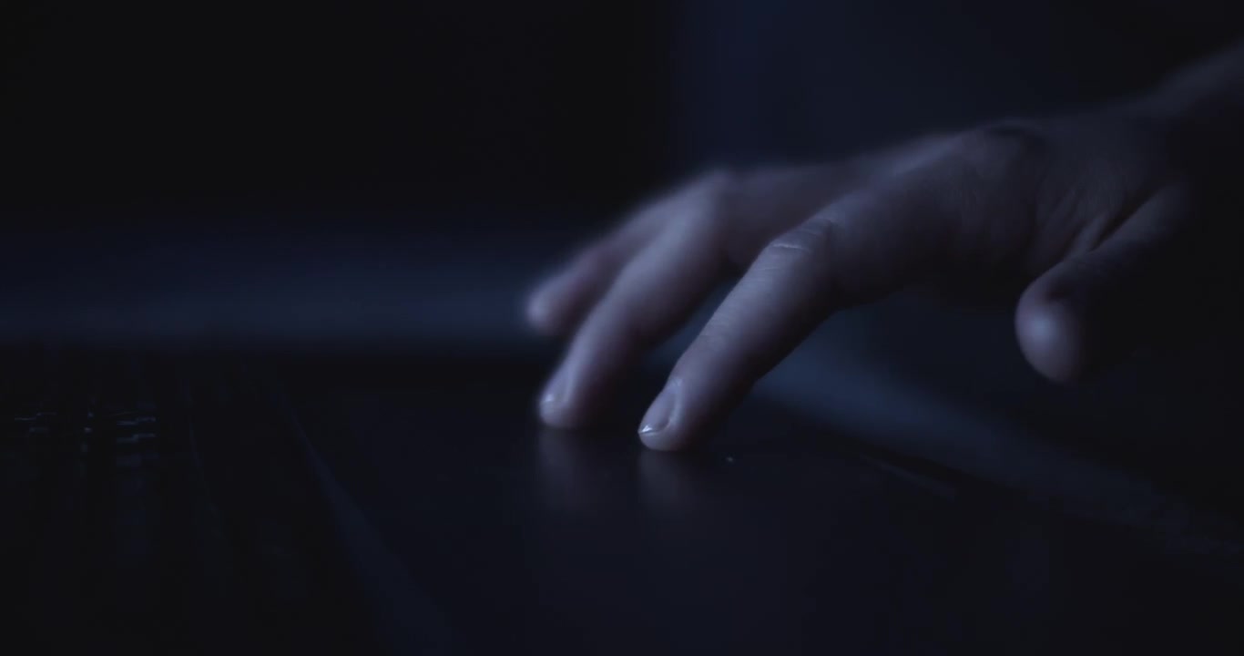 Mano che scorre sul touchpad di un laptop