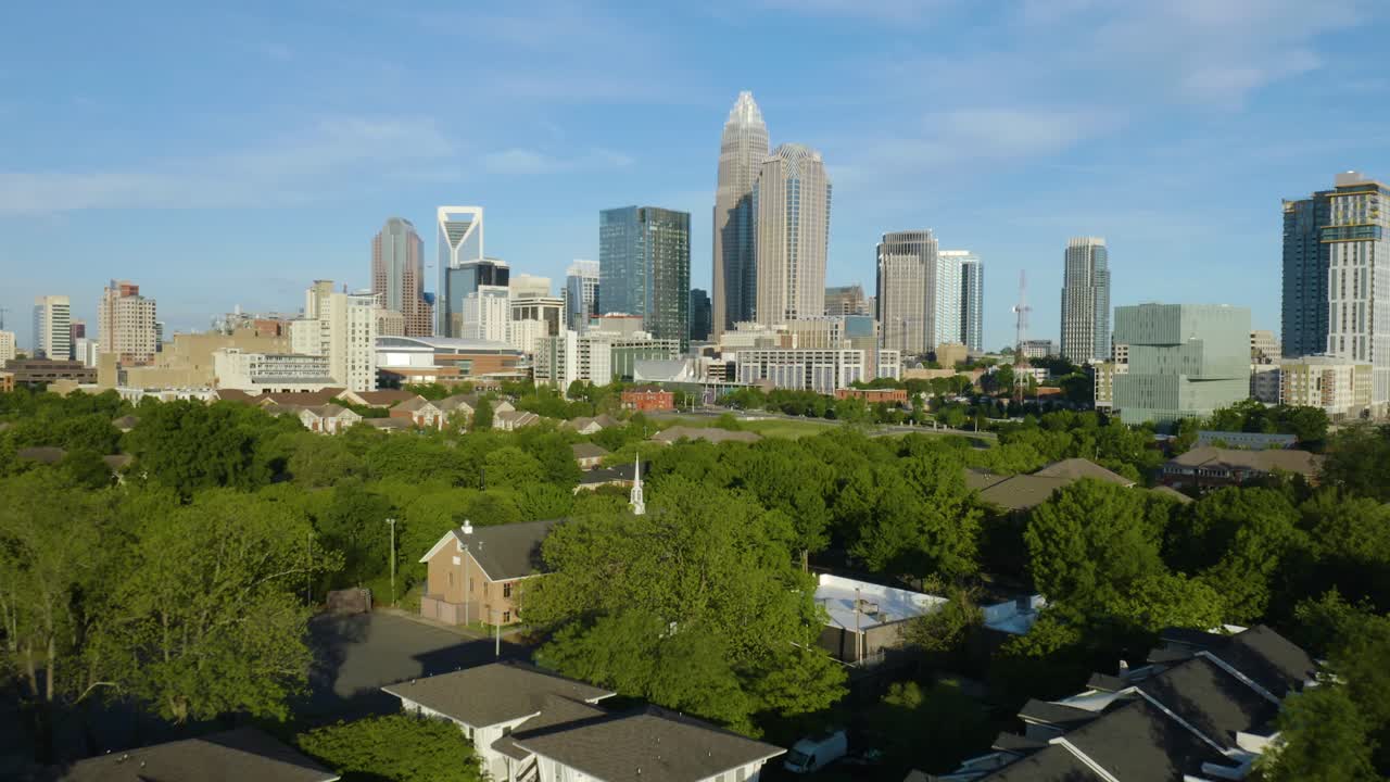 Flygvy bort från centrala Charlotte, North Carolina