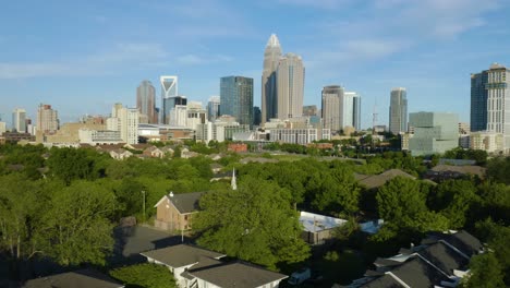 luftflug weg von der innenstadt von charlotte, north carolina