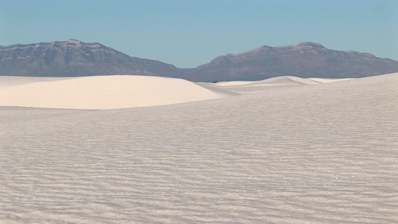 뉴 멕시코의 백사장 국립 기념물에서 먼 산과 모래 회비의 롱샷
