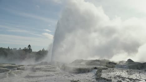 Geothermischer-Geysir,-Rotorua,-Neuseeland,-Zeitlupe,-Ikonische,-Dampfende,-Felsige-Umgebung