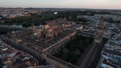 vista aerea della moschea-cattedrale di cordoba, in spagna durante il crepuscolo