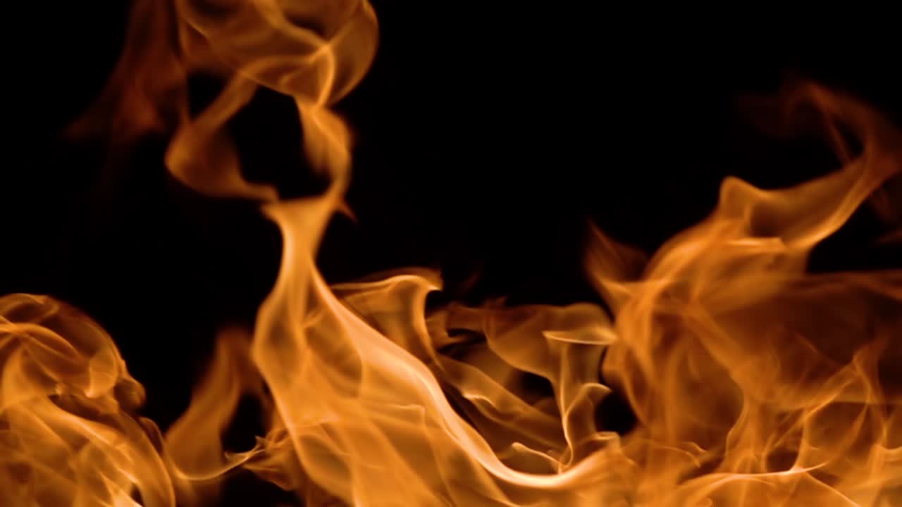 пламя огня на черном фоне в замедленном движении