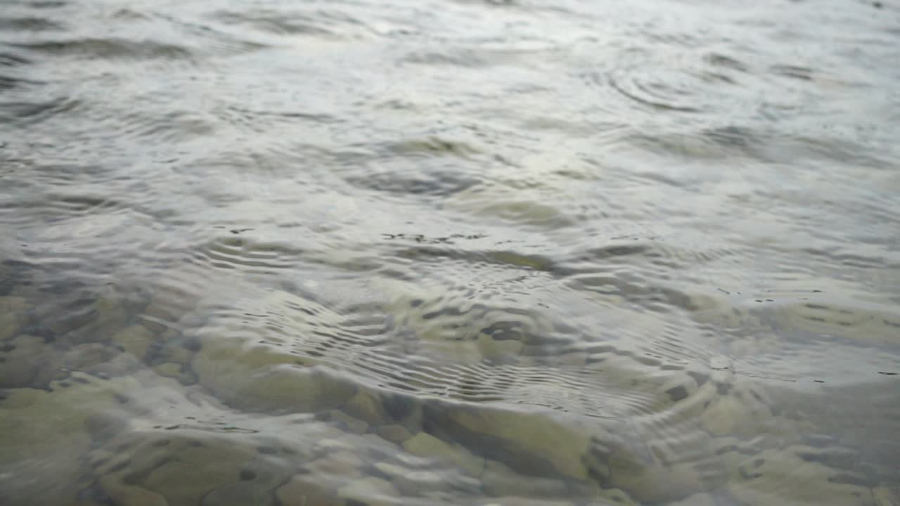 Pioggia sul fiume di montagna. Slow motion