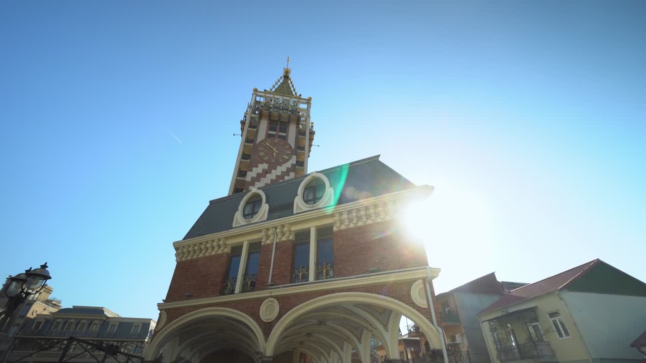조지아 주 아자라 주 바투미의 아침 파란 시간에 피아자 광장에서 황금 첨탑이 있는 타워.