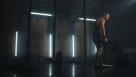 man weightlifting in gym