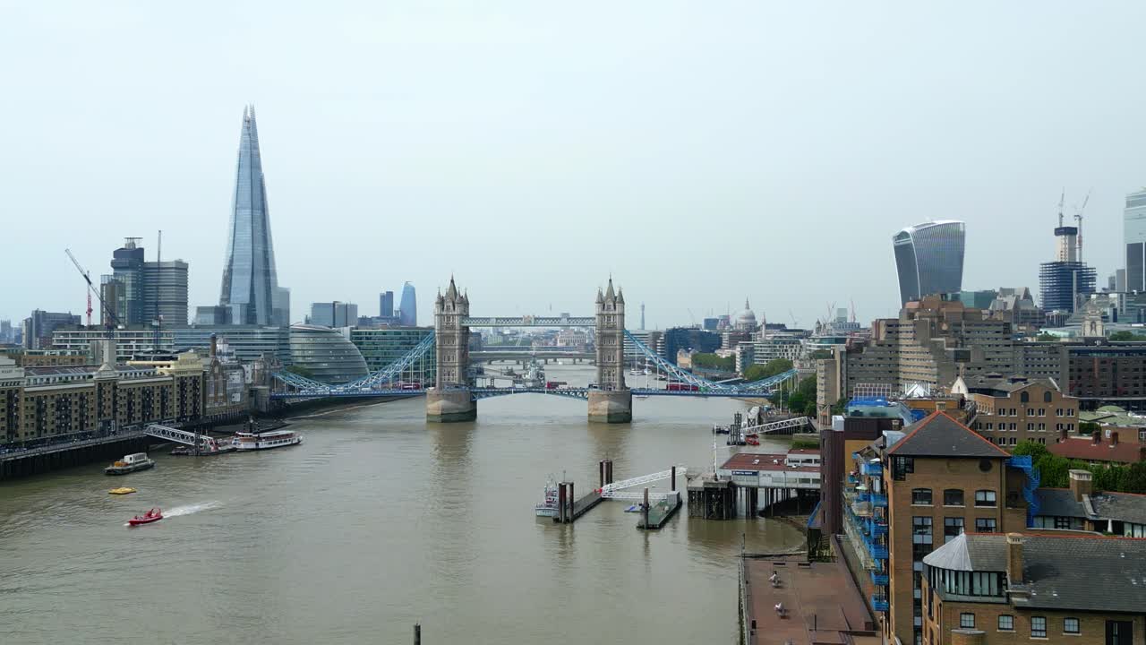 영국 런던 에 있는 테임즈 강 을 가로지르는 복합적 인 바스쿨 과 서스펜션 타워 다리