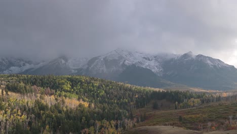 Aerial-landscape-of-Rocky-Mountains-in-Colorado,-Autumn-colours-and-cloudy-sky