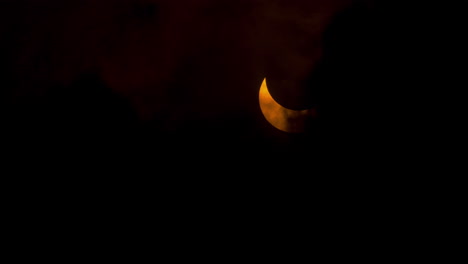 un sol parcialmente eclipsado es revelado por las nubes, eclipse solar anular 14 de octubre de 2023