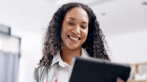 Negocios,-Sonrisa-Y-Mujer-Con-Una-Tableta