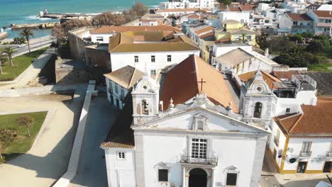 Blick-Von-Oben-Auf-Die-Kirche-Von-Santa-Maria-De-Lagos-Und-Die-Enthüllung-Der-Atlantikküste---Überführung-Aus-Der-Luft