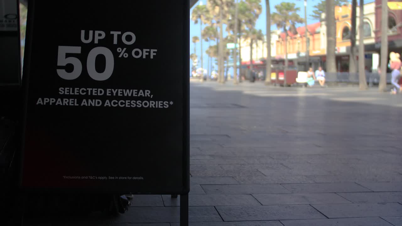 50% de descuento en letrero con peatones el viernes negro sydney australia compras a mitad de precio en tiendas minoristas