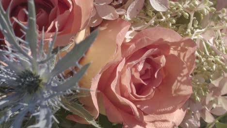 primer plano, toma panorámica de un hermoso ramo de rosas y flores de colores