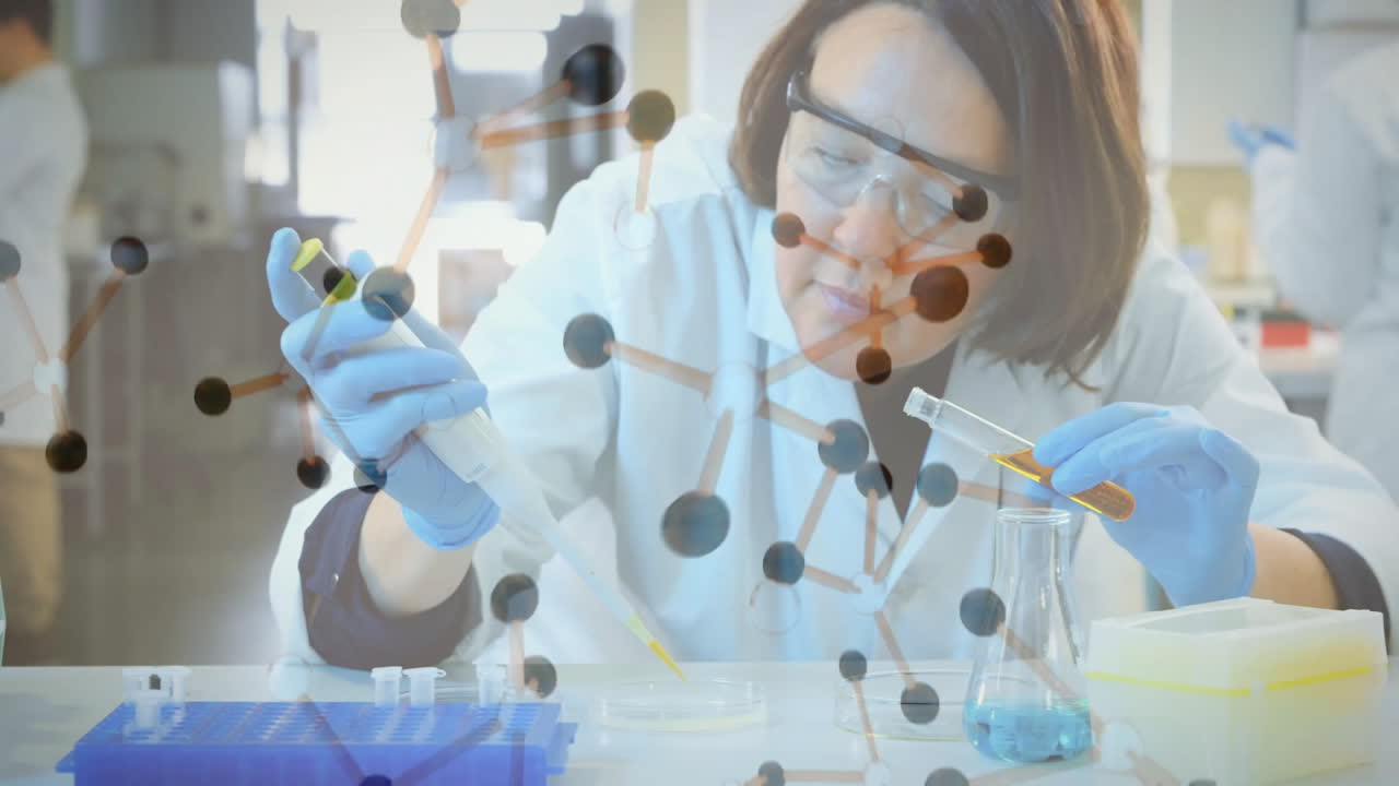 animación de moléculas que procesan a una científica caucásica en el laboratorio