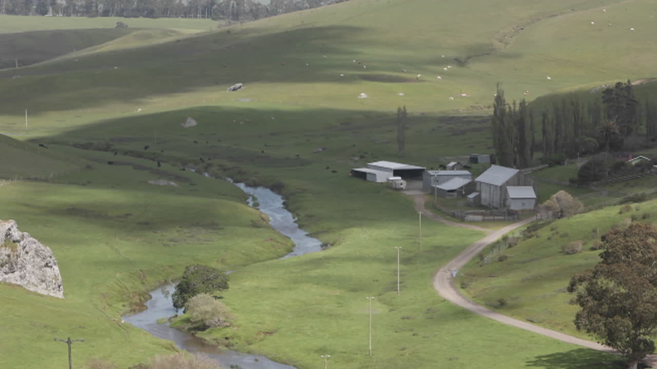 horas de sombras de nubes pasan sobre un pasto verde en cuestión de segundos