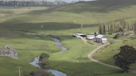 horas de sombras de nubes pasan sobre un pasto verde en cuestión de segundos