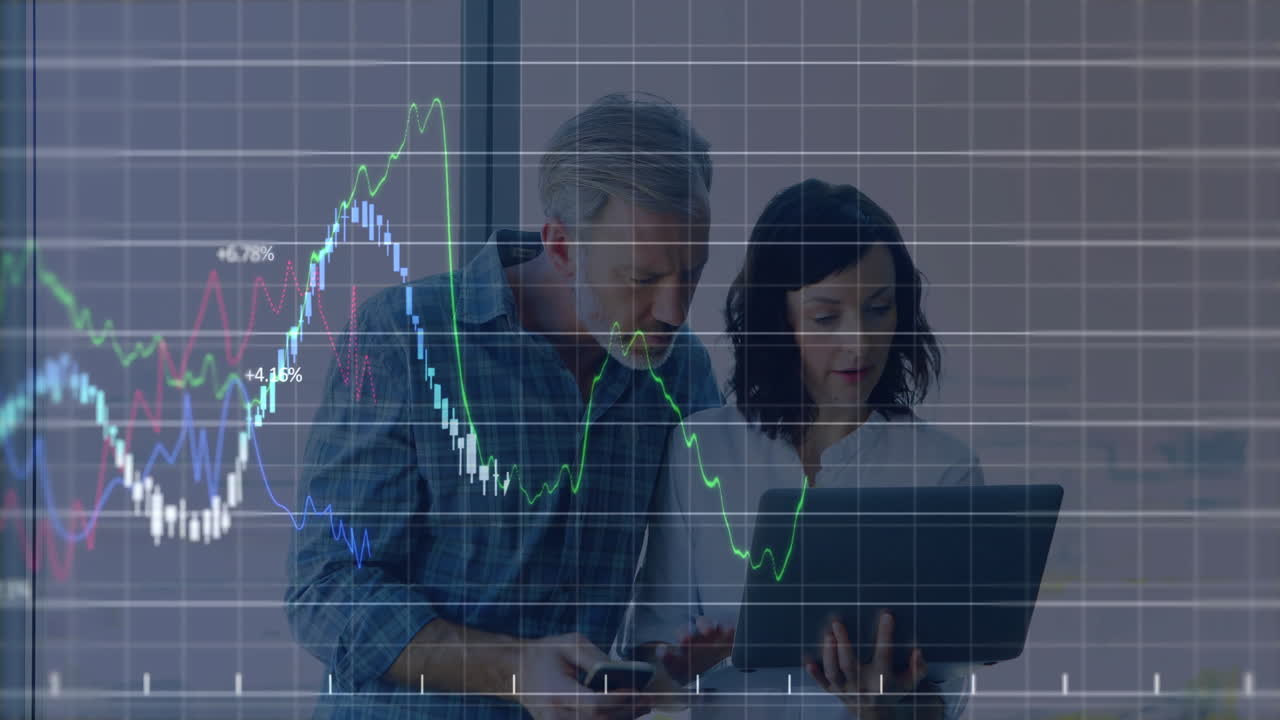 animación de procesamiento de datos y diagramas sobre diversas personas de negocios discutiendo el trabajo