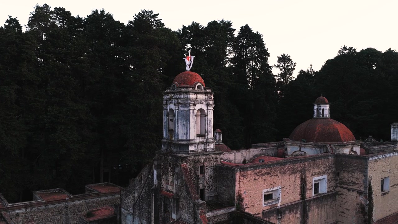 Ripresa orbitale di una chiesa a Città del Messico nella foresta.
