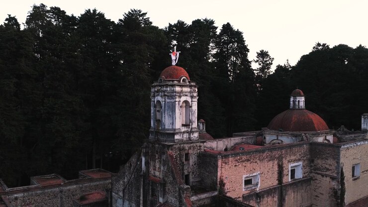 Ripresa orbitale di una chiesa a Città del Messico nella foresta.