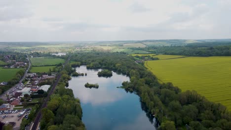 imágenes aéreas volando sobre un lago en chilham, kent, reino unido