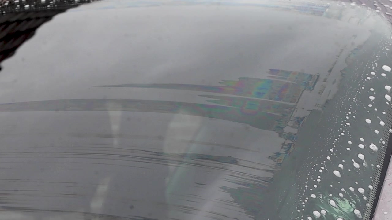 Video wiper kaca depan membersihkan kaca depan mobil.