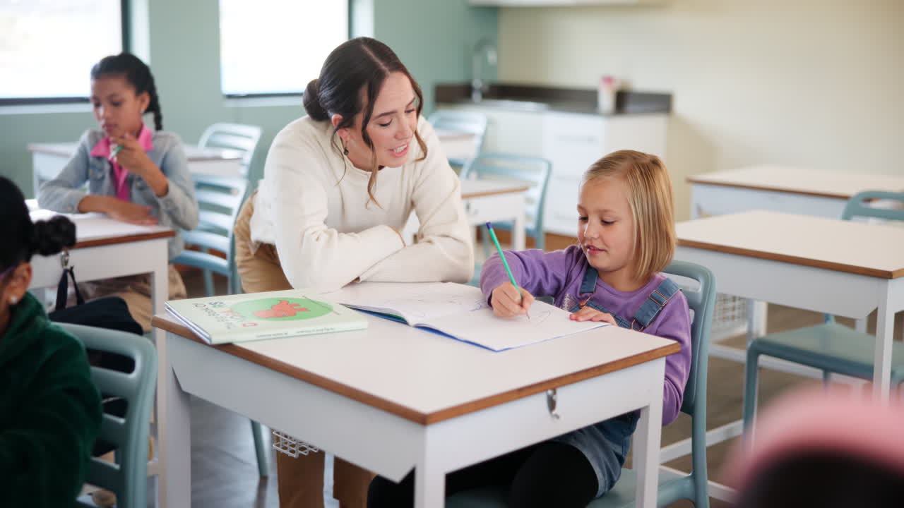 maestro y estudiantes en el aula