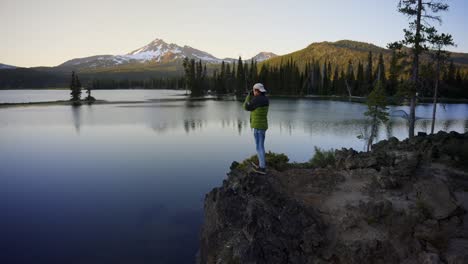 Photographer-takes-photos-at-a-Scenic-mountain-lake