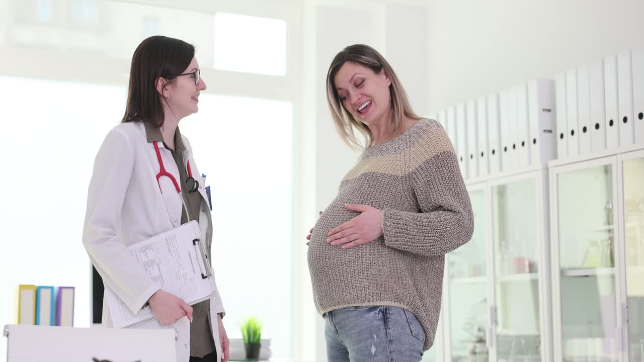 Doctor consulting with pregnant woman