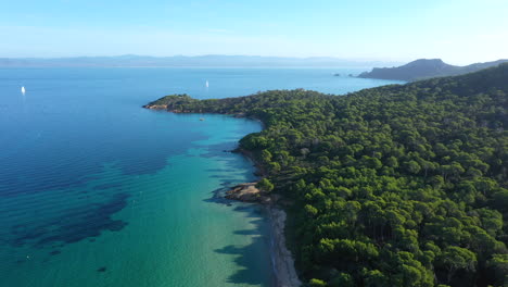 Vista-Aérea-De-La-Isla-Porquerolles-Hermosa-Playa-Cap-Medes-Y-Francia