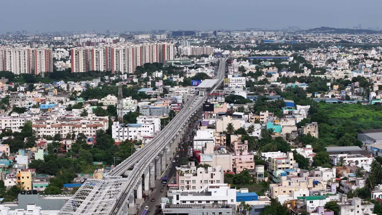 Filmato aereo della costruzione della stazione della metropolitana, viadotto sopraelevato lungo la tratta da Poonamallee a Porur, a conferma dei significativi progressi vicino a Chennai Iyyappanthangal