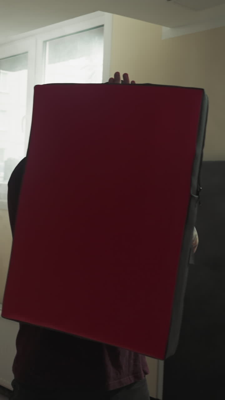 команда тхэквондо тренирует боевые искусства в боевом тренажерном зале. студенты боевых искусств групповые упражнения делают удары в спортивном клубе в медленном движении. тренировка мастеров боевых действий