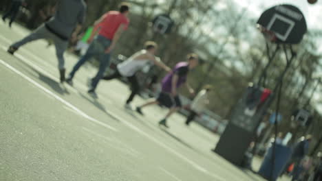 Adolescentes-Jugando-Baloncesto-En-Un-Parque-De-La-Ciudad.