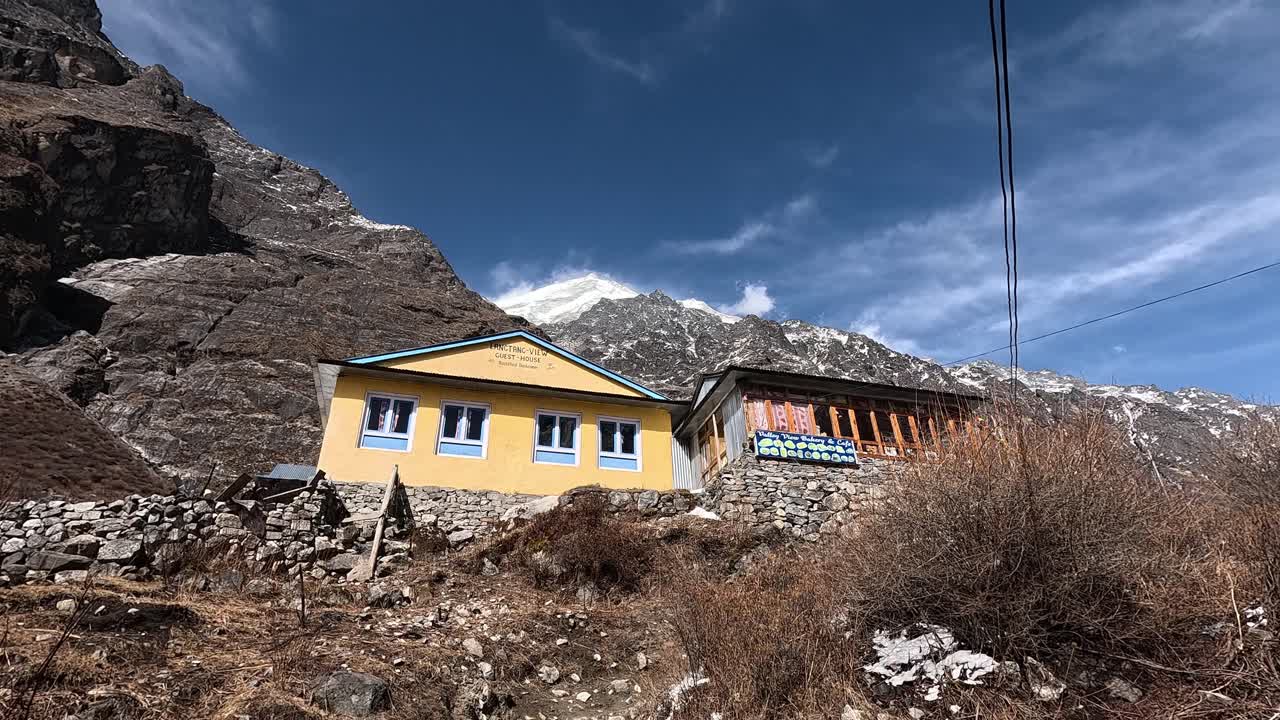 el castillo amarillo de la aldea de langtang bajo las cumbres altísimas