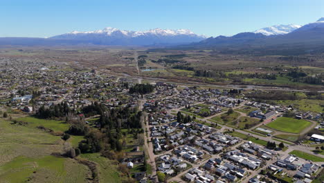 establecimiento aéreo de la mosca ciudad de trevelin en argentina, paisaje patagónico pequeña ciudad valle debajo de las montañas andinas fondo, día soleado