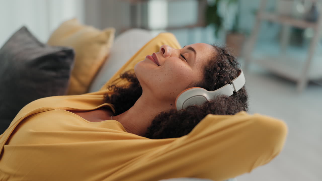 Relax, musica e giovane donna in un soggiorno