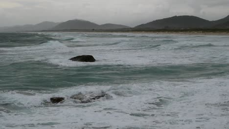 Olas-De-Resaca-Marina-Después-De-Un-Ciclón-Pasando-Por-Florianópolis,-Santa-Catarina,-Brasil