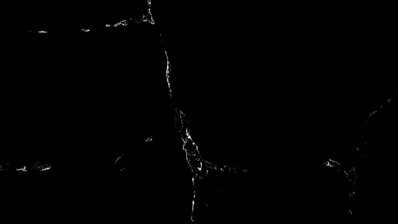 Schizzi e gocce d'acqua dinamici su sfondo nero