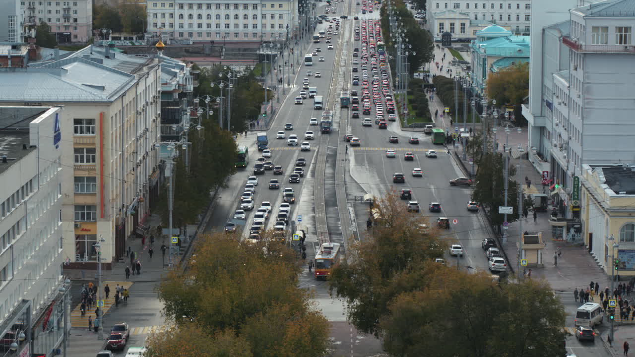 оживленная городская улица осенью