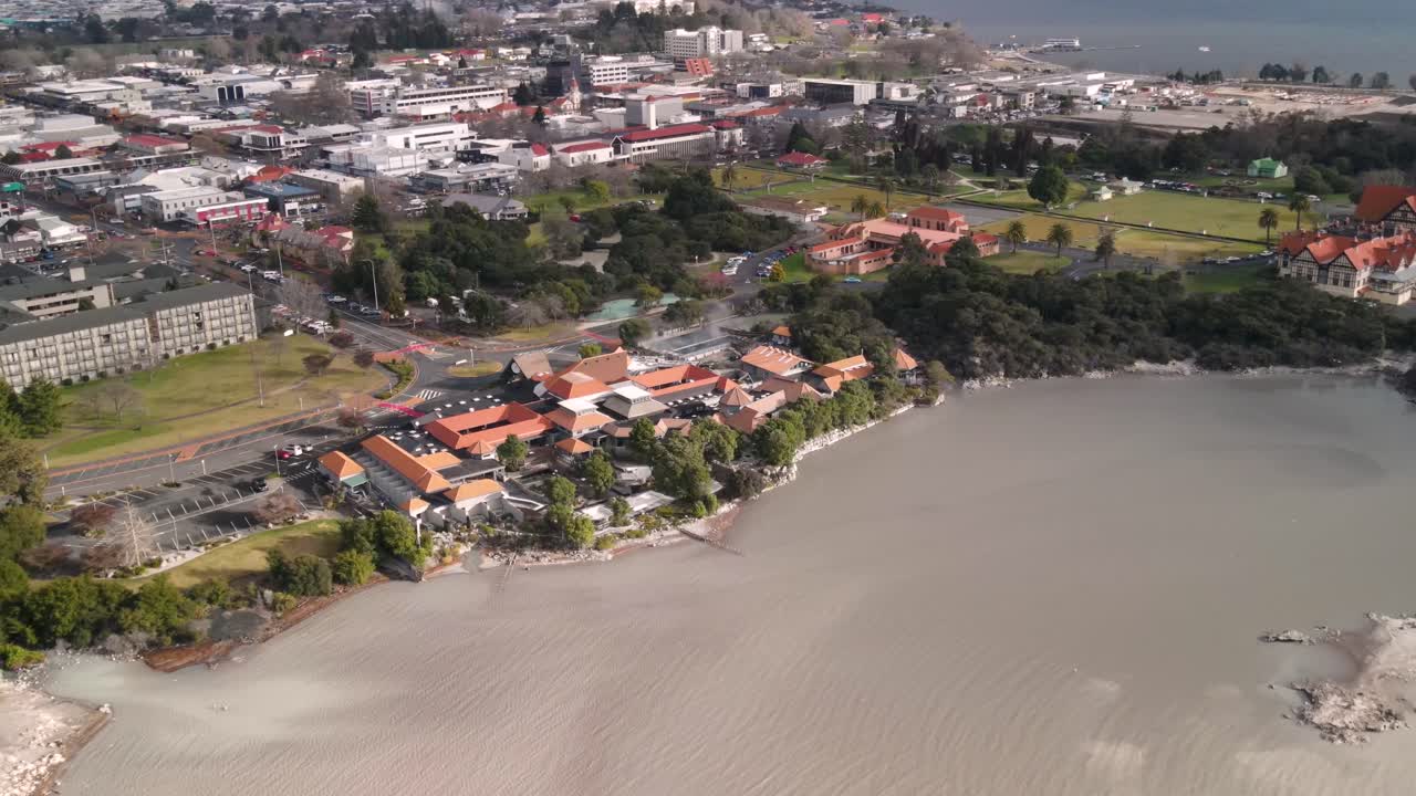 edificio de spa polinesio en la orilla del lago rotorua, paisaje urbano de nueva zelanda famoso lugar turístico